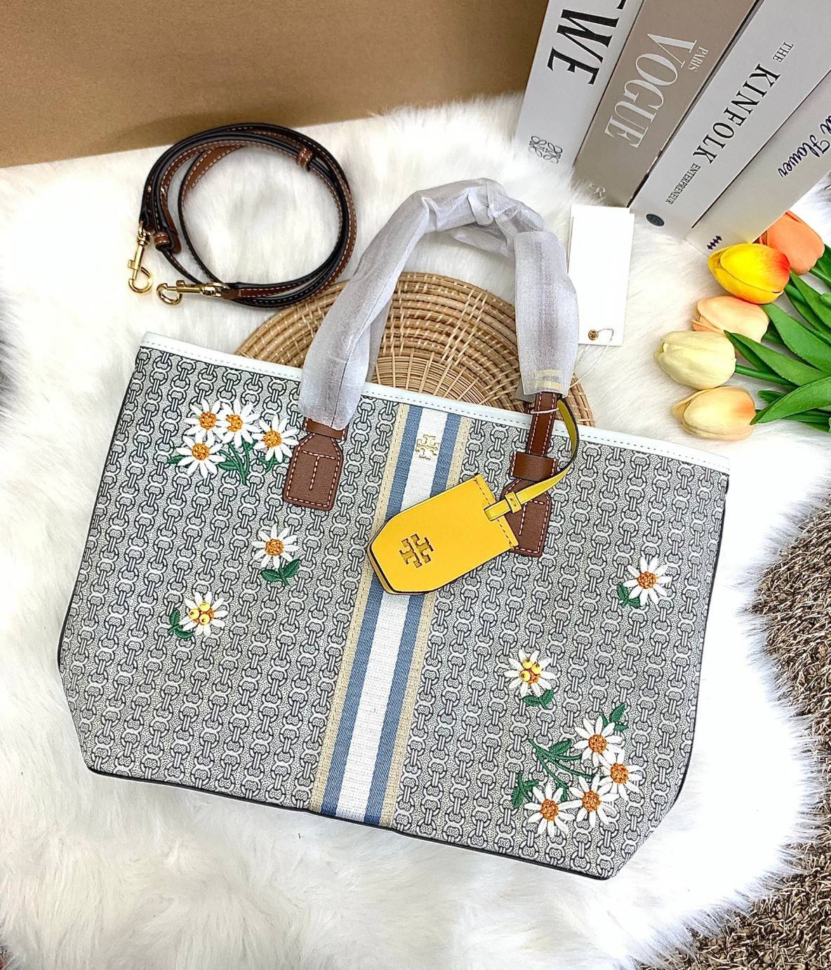 TORY BURCH GEMINI CANVAS SMALL PATCHES TOTE 🔺จุดเด่นของหนังคุณภาพต้องนิ่มสัมผัสได้ ไม่แข็งทื่อๆนะคะ! พร้อมส่งที่ไทย ใช้วันไหนๆก็สวยสุดๆไปเลยค่าา! กระเป๋าทรงTote ไม่เล็กอย่างที่คิดนะคะ😁 หนังแท้ชั้นดี ลายหนังสวยนิ่มมือดีมากค่ะ ตัวกระเป๋าลายโ