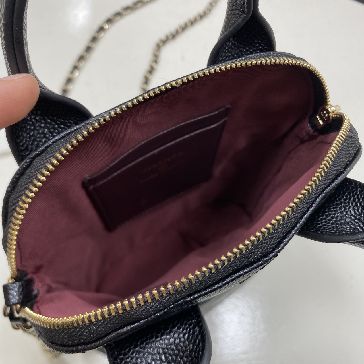 ORI หนังแท้ | Chanel Clutch with chain Bag / Chanel Bucket Bag กระเป๋าถือ กระเป๋าสะพายรุ่นใหม่ล่าสุด ในคอลเลกชัน Métiers d’art ปี 2024/25 ด้วยลูกเล่นของเนื้อสัมผัสและรูปแบบ