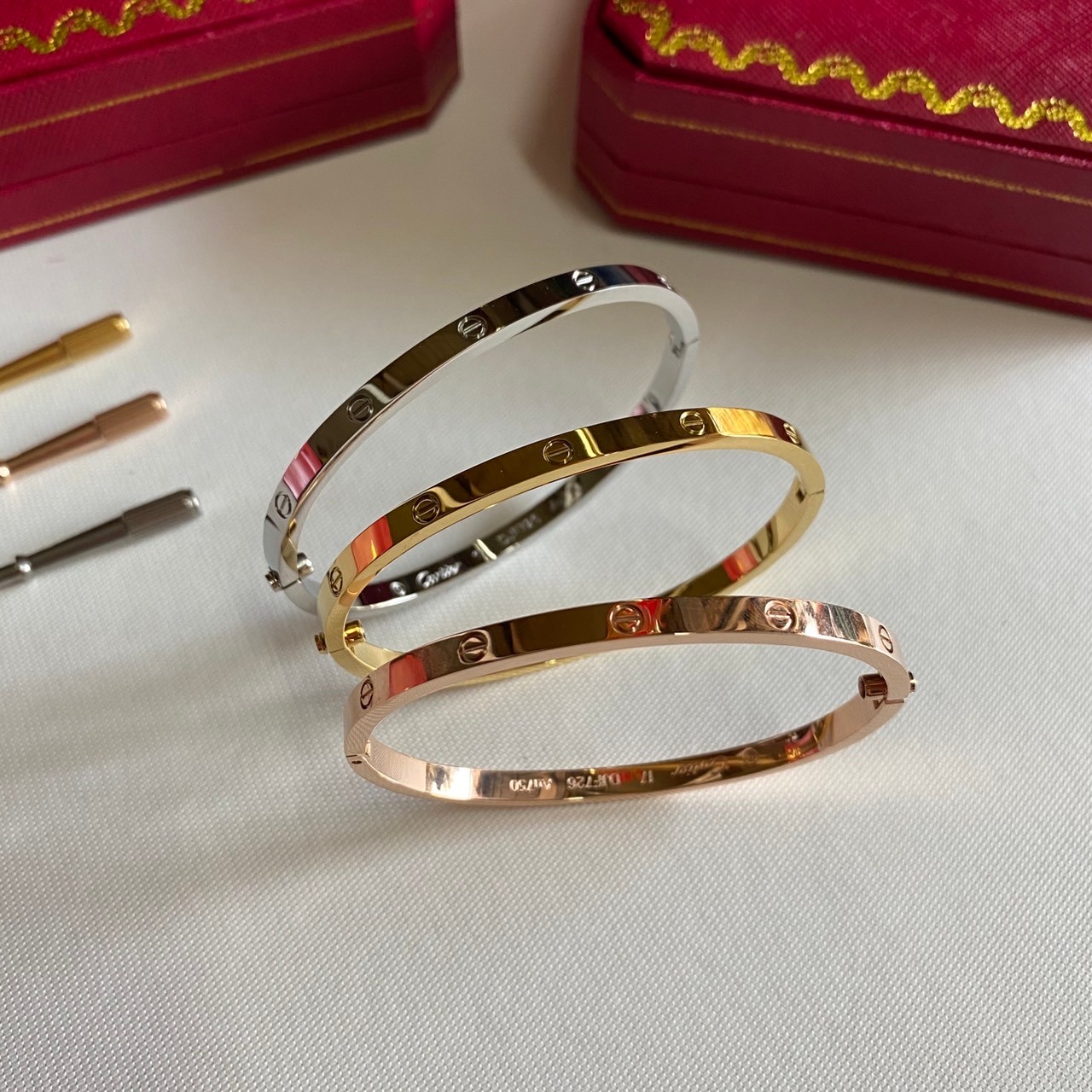 Cartier Love Bracelet กำไลคาเทียร์ รุ่นไม่มีเพชร ภาพถ่ายจากงานจริง พร้อมกล่อง วัสดุโลหะเคลือบขึ้นเงาตามรูป ใช้งานต่างประเทศได้