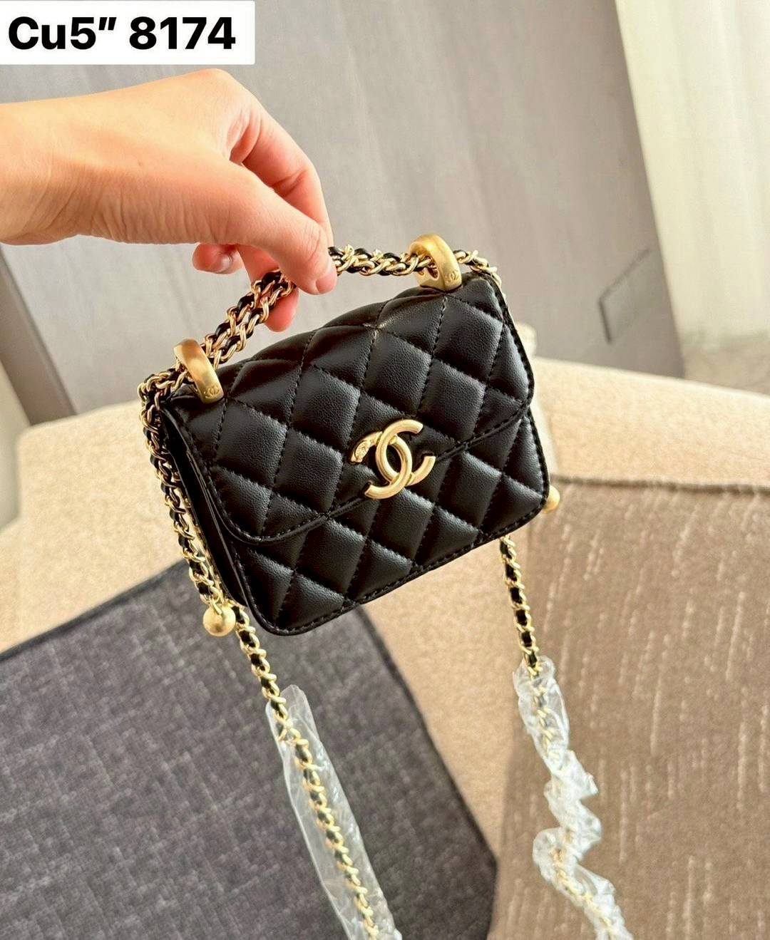 CHANEL 21A Mini Flap Coin Purse with chain กระเป๋าสะพายไซส์มินิน่ารักและสุดลัคชู หรูหราเกินเรื่อง โทนสีดำคลาสสิก โดดเด่นด้วยโลโก้สีทอง ดูแพงสุดๆ