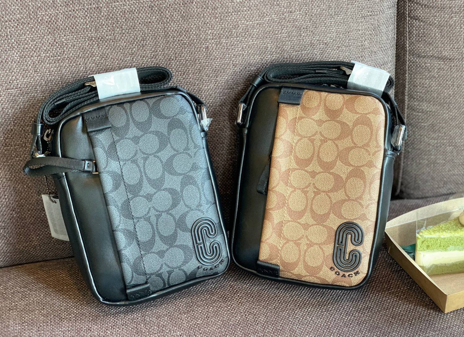 รุ่นที่คุณผู้ชาย2021 ต้องมีค่ะ💥 COACH 6788 EDGE STRADDLE SHOULDER BAG พร้อมส่งที่ไทย น่าใช้มากๆค่าา🔥 กระเป๋าสะพายแบบครอสบอดี้ร์ ทรงสวย หนังแท้นิ่มอย่างดีค่ะ ด้านหน้ามีช่องซิปซ่อนให้หนึ่งช่องนะคะ เปิดปิดช่องหลักแบบซิปคู่ภายในลึก ใส่ของจำเป็