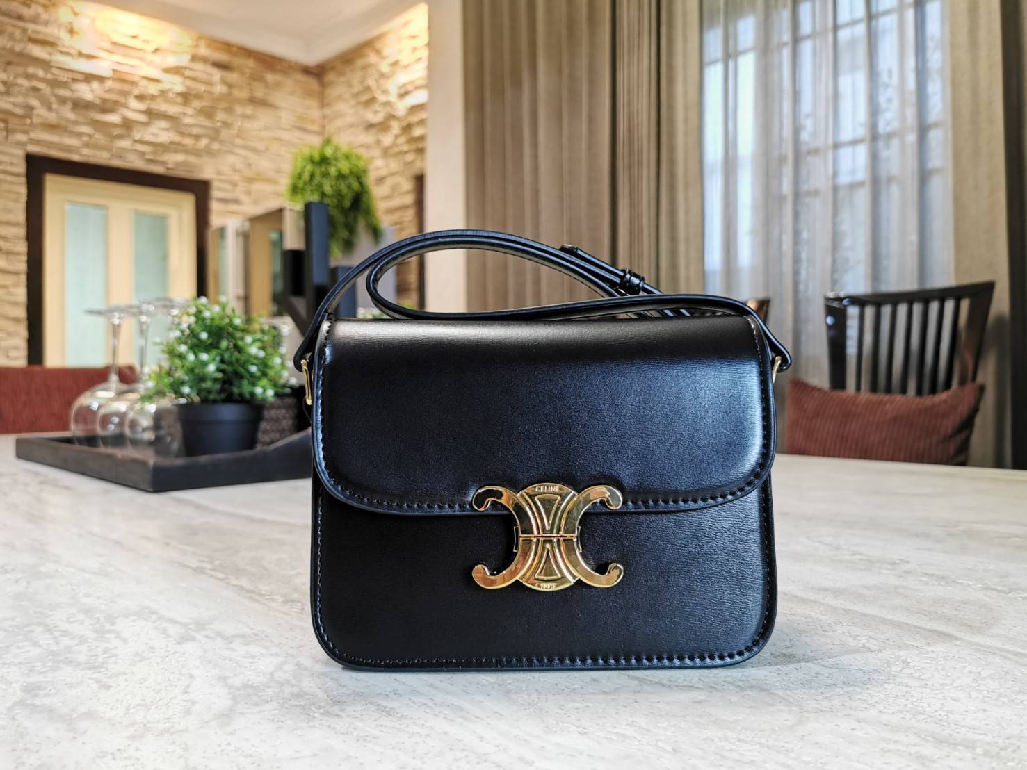 CELINE TRIOMPHE CROSSBODY BAG VIP GIFT WITH PURCHASE-GWP พรีเมี่ยมกิ๊ฟ Limited Edition จาก CELINE PERFUME DUTY FREE COUNTER วัสดุ TRIOMPHE CANVAS & LEATHER ดีไซน์ยอดนิยมสไตล์สาว LISA ทรงสี่เหลี่ยมหนังสวยหรูอยู่ทรง