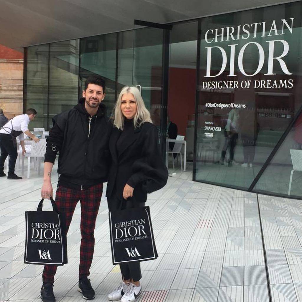 Christian Dior Quote Tote Bag x V&A Gift With Purchase (GWP Event Exhibition) กระเป๋าทรง Shopping Bag พรีเมี่ยมกิ๊ฟรุ่นยอดนิยม item สุด Hit สุด Hot ดารา Celeb ทั้งไทยและ Hollywood แนะนำสุดๆจาก Christian Dior รุ่นนี้ Limited Edition จาก Designer of Dreams 