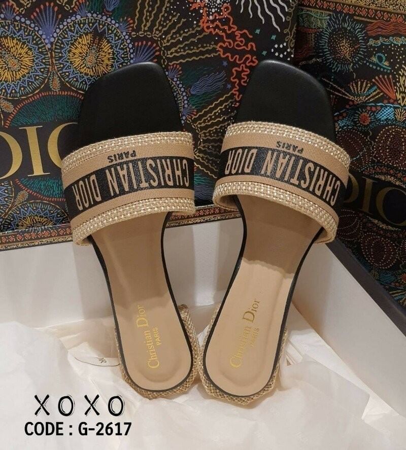 Christian Dior งานสวม อีกตัวที่เลิศๆ จร้า สวย เก๋ มีส้นเล็กน้อย กำลังใส่สบาย งาน สวย เนียบร้อย วัสดุผ้ากระสอบวางทับ โลโก้แบรนด์ งานตัดกันสวยมาก ส้นเป็นทรง 6 เหลี่ยม สวยเก๋มากคะ