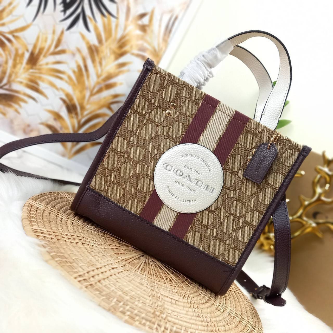 OUTLET 】COACH DEMPSEY TOTE 22 IN SIGNATURE JACQUARD WITH STRIPE AND COACH PATCH (C8406) สีใหม่ น่าใช้อีกแล้ววว 🌺กระเป๋าTOTE ทรงฮิตขนาดกำลังดี มีสายสะพายยาว ถอดได้ ปรับระดับได้ //ลุคไหนๆจัดว่าเกิดทุกงาน //วัสดุ Jacquard ทอลาย signature คาดแถบสีด้าน