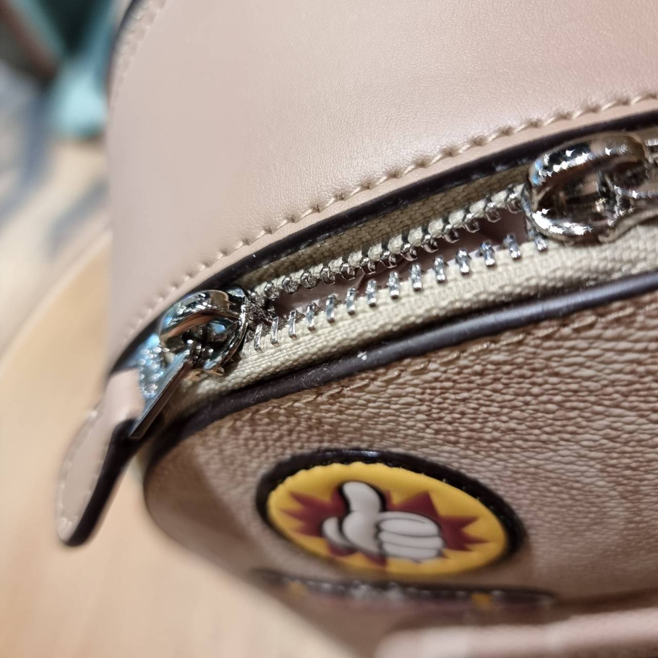 COACH 3892 DISNEY MICKEY MOUSE x COACH SIGNATURE SMALL BACKPACK เป้รุ่นลิมิเต็ดสุดหายาก!! คิ้วท์ๆ น่ารักน่าใช้มากๆ ด้วยดีไซน์ที่โดดเด่น 🎒💓 วัสดุหนังแคนวาสคุณภาพดี มีช่องซิปแยกให้หลายช่อง สายสะพายปรับได้ตามถนัด รุ่นนี้ขับผิวดีมากๆ ถ่ายรูปได