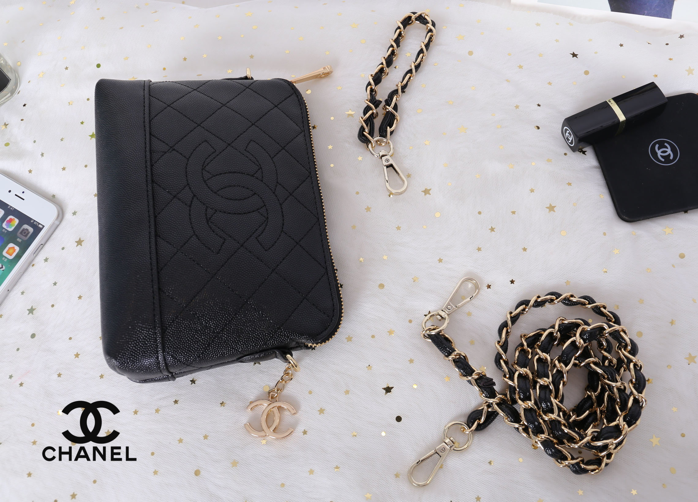 CHANEL Caviar Wristlet Crossbody Bag / Chanel Shoulder Bag With Chain กระเป๋าหนังลายเวียร์ปั๊มโลโก้แบรนด์ด้านหน้าสวยหรูดูแพง มาพร้อมจี้โลโก้แบรนด์ห้อยสีทองเก๋ๆน่ารัก
