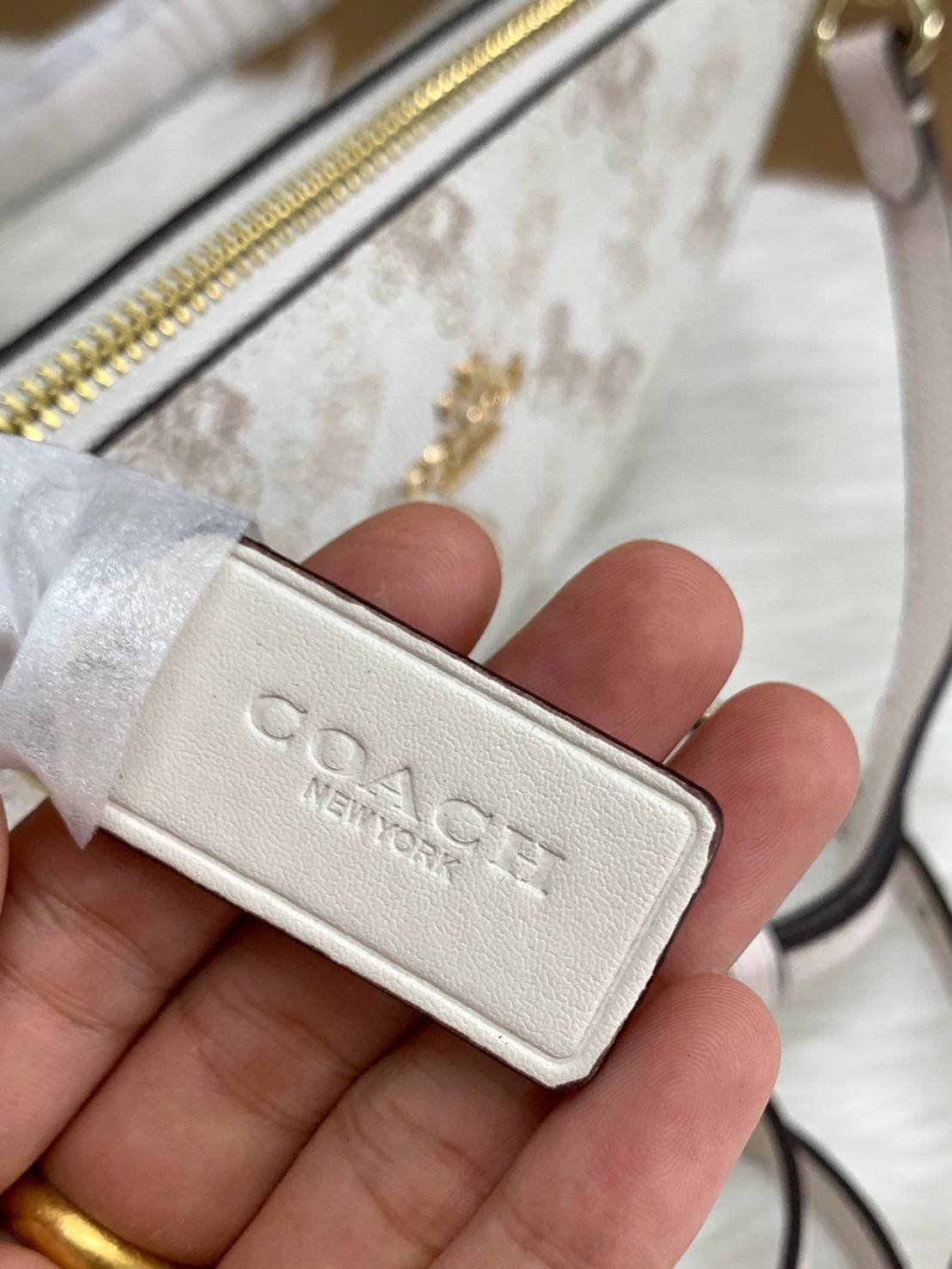 COACH POUCH HORSE AND CARRIAGE PRINT ((36674)) รุ่นแนะนำ ได้ไปไม่ผิดหวังแน่นอนค่ะ! กระเป๋าหิ้ว//สะพายไหล่//สะพายข้างได้ วัสดุ pvc นิ่มอย่างดี ลายรถม้าทั้งใบ สวยงามค่ะ เปิดปิดกระเป๋าแบบซิป ภายในสามารถใส่กระเป๋าเงินใบยาวได้;ของจำเป็นได้ครบค่ะ มีช่องเล็กให้ใ