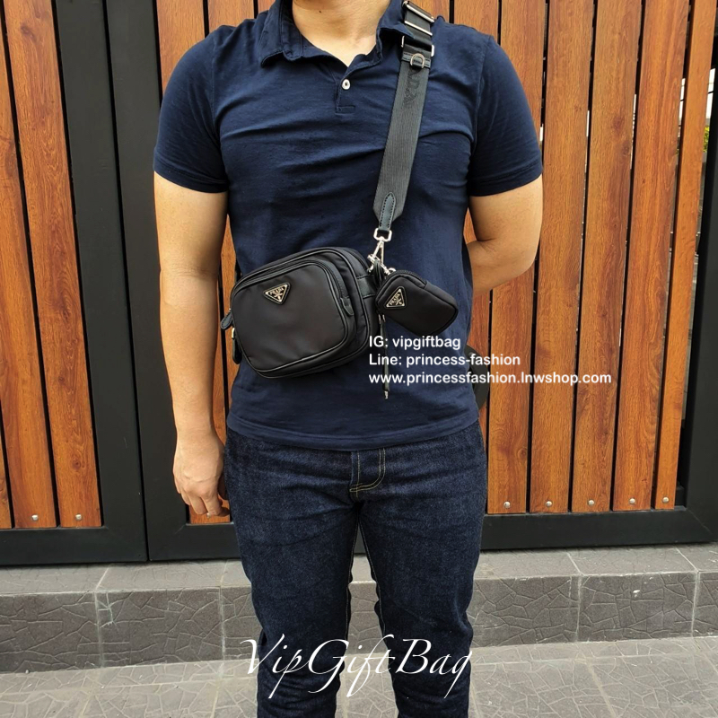PRADA ใบเดียวคุ้มมากค่ะ อุปกรณ์ ครบชุด **ซื้อ1ได้ถึง2ไอเท็ม ทั้งสายยาว และกระเป๋าใส่เหรียญ และป้ายแท็คหนัง อย่างดี **อะไหล่ปั้มแบรนด์ วัสดุทำจากผ้า Nylon อย่างดี กันน้ำได้ อยู่ทรงสวย ด้านหน้ามีช่องซิปแยก ช่องใหญ่สามารถใส่กระเป๋าตังค์ใบสั้นได้ เปิดปิดด้วยซ