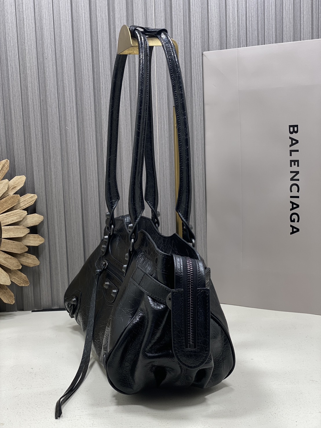 ORI หนังแท้ | Balenciaga Le City Bag East-west Bag กระเป๋าถือ/สะพายข้างทรงยาวดีไซน์โดดเด่นสวยเท่ล้ำสมัย ที่สุดแห่งความไอคอนิกไม่เหมือนใคร มีกิมมิคและลูกเล่นแพรวพราว