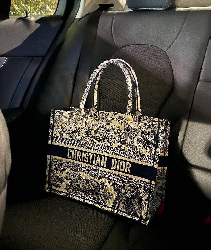 "ซื้อ1ได้ถึง2ใบ!" DIOR TOTEBAG WITH CLUTCH สวยหรูดูดี Setสุดคุ้มได้ทั้งกระเป๋า Dior Anagram Totebag + กระเป๋าคลัชเครื่องสำอาง + Dior Twilly สำหรับผูกกระเป๋าหรือผูกผมได้ ไอเท็มสุดฮิตสวยปังน่าใช้น่าสะสม มาพร้อมกล่องแบรนด์ จะซื้อใช้เองหรือมอบเป็นขอ