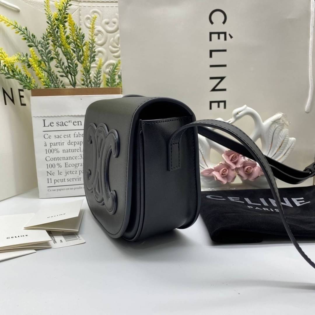 VIP 】CELINE FOLCO CUIR TRIOMPHE in Smooth Calfskin ใหม่ล่าสุดของแบรนด์CELINE ให้ลุคชิคแอนด์ชิล (GWP) พรีเมี่ยมกิ๊ฟ Limited Edition จาก CELINE PERFUME DUTY FREE COUNTER วัสดุหนังแท้ (Calfskin) ขนาดกระทัดรัด น้ำหนักเบา โดดเด่นด้วยดีไซน์โลโก้แบรนด์ที่ด้านหน้