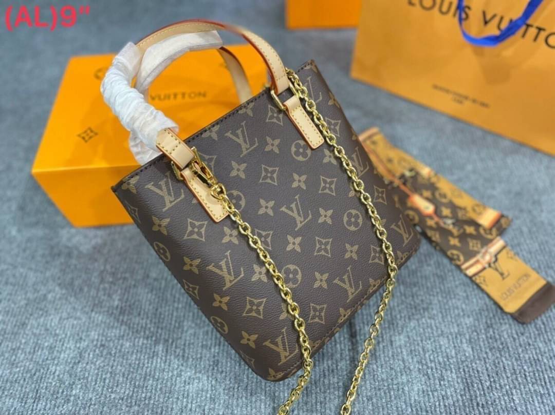 LV VAVIN PM MONOGRAM CANVAS TOTE BAG กระเป๋าถือ พร้อมสายสะพายข้างแบบโซ่ crossbody ลายโมโนแกรมสีน้ำตาล งานปั้มแบรนด์คมชัด ทรงตั้งสวย อยู่ทรง ถือไปไหนก็ดูดี สวยหรู อีกแล้วค่าา