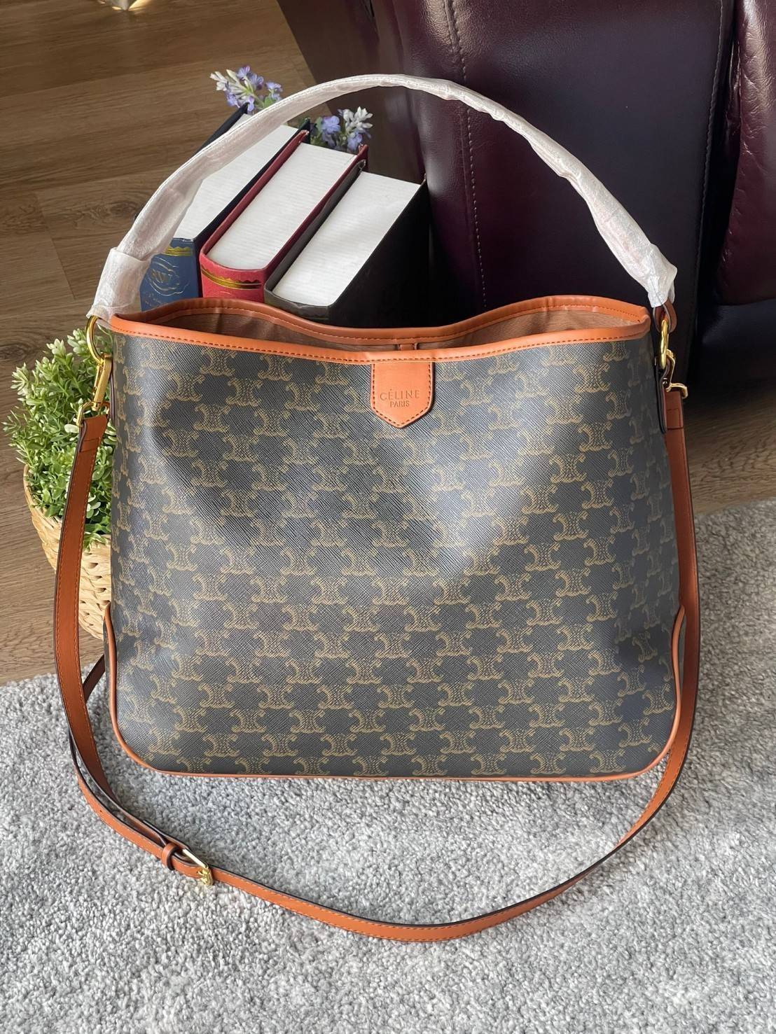 Celine Triomphe Large Shoulder Bag กระเป๋าสะพายรุ่นนี้ก็เป็นอีกหนึ่งใบที่คุ้มค่าคุ้มราคามากสำหรับสาวๆที่ชอบพกพาสิ่งของเยอะ เพราะมีฐานที่ขนาดกว้างเลยทีเดียว ด้วยดีไซน์กึ่งทางการ กึ่งลำลอง จึงใช้งานได้หลายโอกาส ลายtriompheที่โดดเด่นเป็นเอกลักษณ์ หรูหราดูแพง