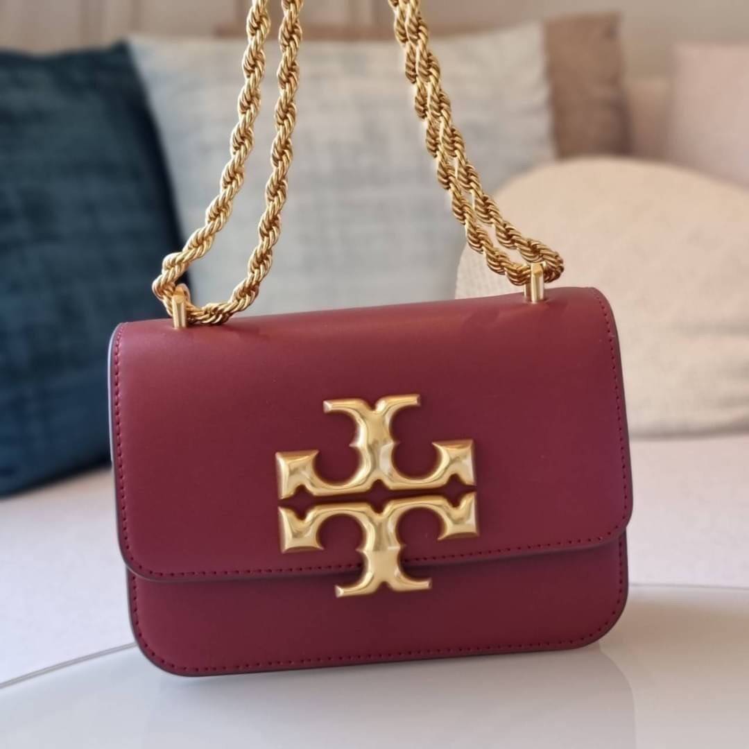 TORY BURCH ELEANOR SMALL CONVERTIBLE SHOULDER BAG ฮอตไอเท็ม รุ่นนี้ขายดีขายหมด สวยหรู คุณหนู ผู้ดี!! หายากมากแล้วน้า กระเป๋าสะพายข้าง ดีไซน์อยู่ทรง ขนาดกำลังสะดวกใช้สำหรับสาว วัสดุหนังแท้เต็มใบ สีทูโทน เปิด-ปิดด้วยแถบแม่เหล็ก ภายในแบ่งสัดส่วนได้เป็นอย่างด