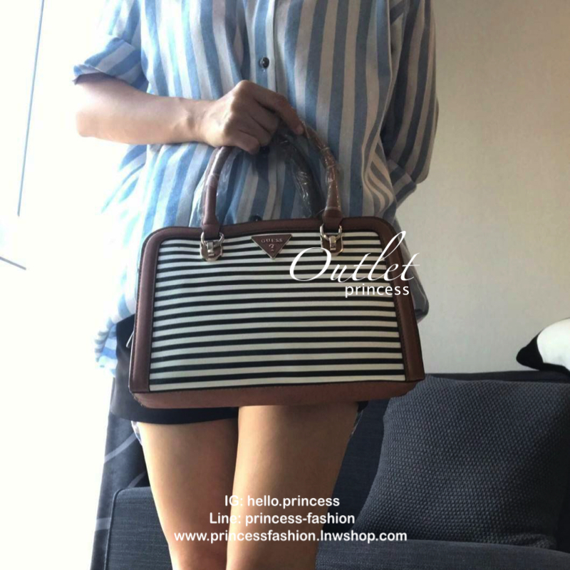 GUESS Factory woman’s classic shoulder bag กระเป๋าถือหรือสะพาย รุ่นคลาสสิค วัสดุ polyester มีช่องใหญ่ใช้งานถึง3ช่อง ตัวเปิดปิดแบ่งเป็นกระดุมแม่เหล็ก2ช่อง และช่องซิปกลาง1ช่อง หูจับพับลงได้ มาพร้อมสายสะพายยาว ปรับและถอดออกได้ ใส่กระเป๋าสตางค์ยาวและไอแพคได้ 