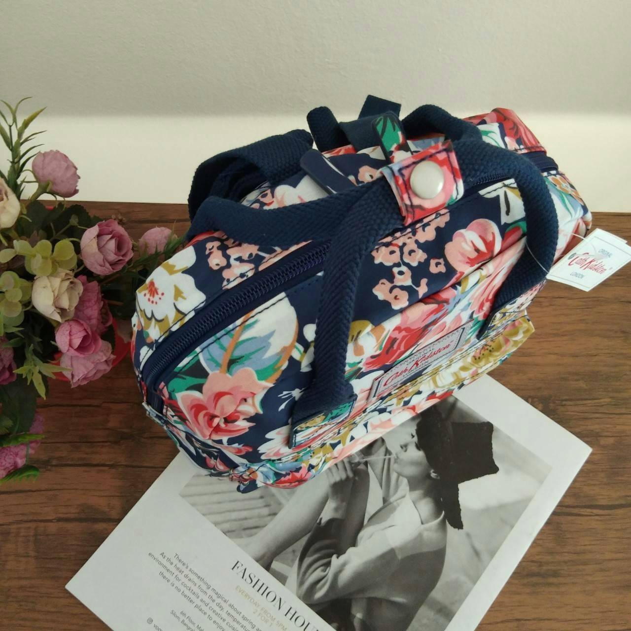 Cath Kidston Mini Backpack Bag กระเป๋าเป้ size mini สไตล์ Vintage สุดฮิต วัสดุ Canvas เคลือบ ทนทาน ดูแลรักษาง่าย มีหูหิ้ว ด้านหน้ามีช่องซิป เปิดปิดกระเป๋าด้วยซิป ภายในมีช่องซิปเล็ก ใน่กระเป๋าสตางค์ใบยาวได้ ใบนี้จะถือหรือสะพายก็ดูดีค่ะ