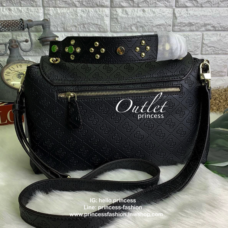 GUESS WOMENS LADIES COAST TO COAST BAG กระเป๋าถือ//สะพายข้าง ทรงสวย หรู วัสดุหนังปั้มลายแบรนด์ทั้งใบ หนังนิ่ม น้ำหนักเบาค่ะ ด้านหน้าห้อยพวงอะไหล่แบรนด์เพิ่มมาให้ เปิดปิดกระเป๋าแบบกระดุมแม่เหล็ก ภายในกว้างมากทีเดียว ใส่กระเป๋าสตางค์ใบยาว; ipad mini ได้ ของ