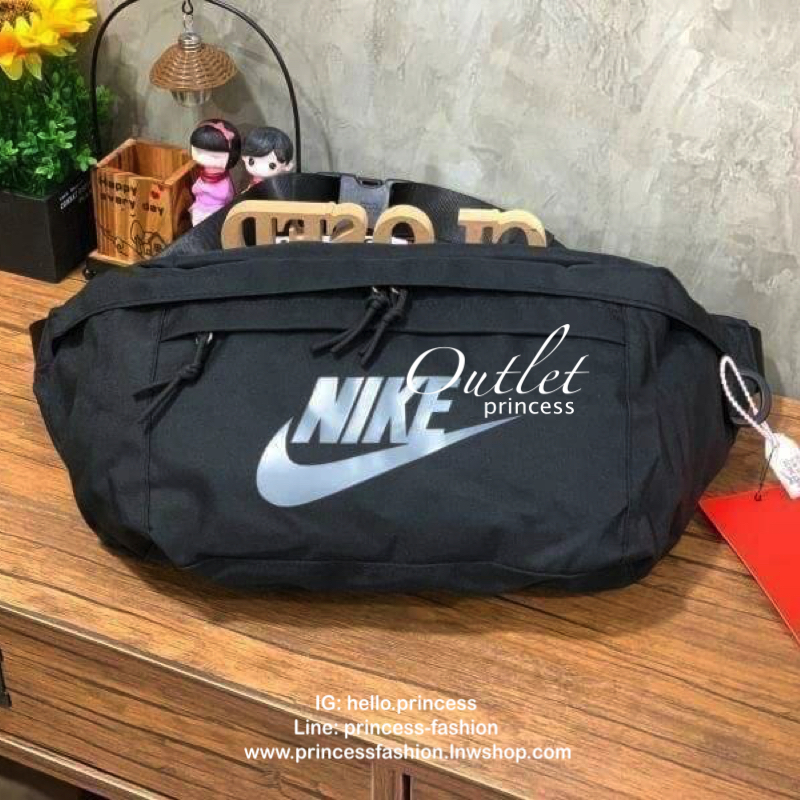 Nike Tech hip pack กระเป๋าคาดเอว Nike Tech รุ่นใหม่ชนช้อป!! ให้คุณหยิบใช้อุปกรณ์กีฬาและพกพาได้อย่างง่ายดาย พร้อมโดดเด่นด้วยกระเป๋าซิป 2 จุดสำหรับเก็บสิ่งของ และสายกระเป๋าแบบปรับได้เพื่อให้แนบกับลำตัว ใช้งานได้คล้องตัว ใส่ของได้จุสมใจเลยคร้า