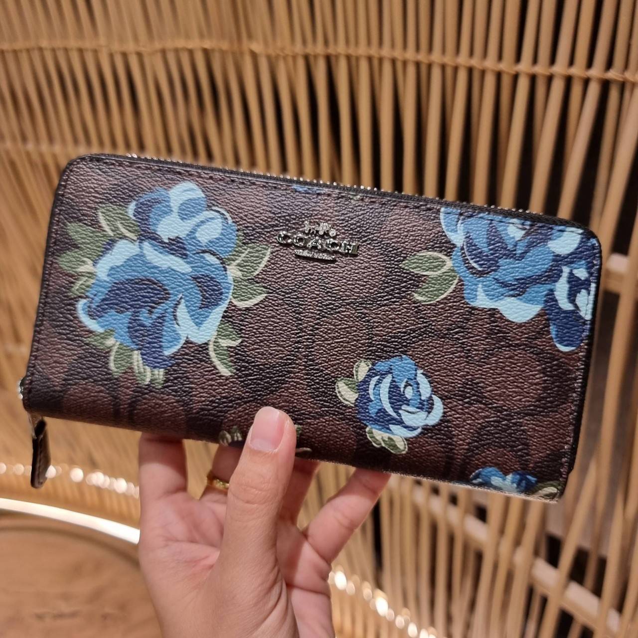 COACH ACCORDION ZIP WALLET IN SIGNATURE CANVAS WITH PRAIRIE ROSE / JUMBO FLORAL / CAMO ROSE FLORAL / MEDLEY BOUQUET PRINT ((F31572/F39189/F26290/F2859)) สวยคลาสสิคไม่มีใครเกิน!! กระเป๋าสตางค์ใบยาว ลวดลายสวย สีสันโดดเด่น วัสดุหนังแคนวาสเคลือบ เปิด-ปิดด้วยซ