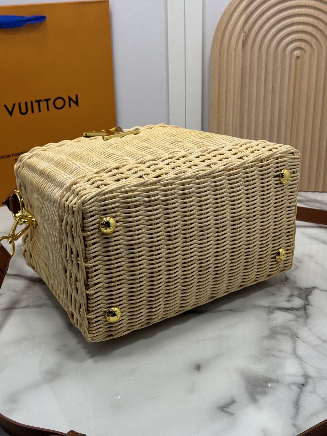 LV Wicker Capucines BB Bag / LV Capucines BB braided rattan Bag กระเป๋าถือพร้อมสายสะพายทรงบัคเก็ตสานขึ้นรูปสวยงามตามรูป เกรดออริ เทียบแท้ 1:1 ใช้งานต่างประเทศได้