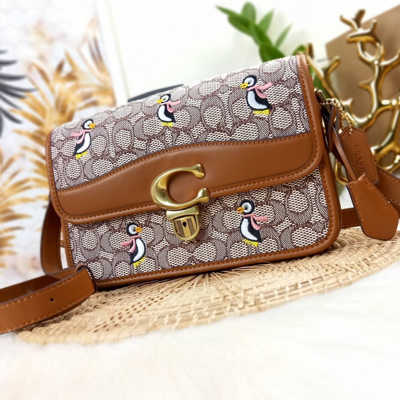 COACH STUDIO SHOULDER BAG IN SIGNATURE JACQUARD WITH PENGUIN MOTIF (C7935) กระเป๋าสะพาย ดีไซน์เฉียบ! สุดคลาสสิค ที่เป็นเอกลักษณ์เฉพาะตัว//วัสดุ JACQUARD พิมพ์ลาย SIGNATURE ผสมหนังแท้ รูปทรงสวย ดีเทลเรียบหรู เพิ่มดีไซน์โดดเด่น ด้วยการปักเย็บ รูปเพนกวินสุดน