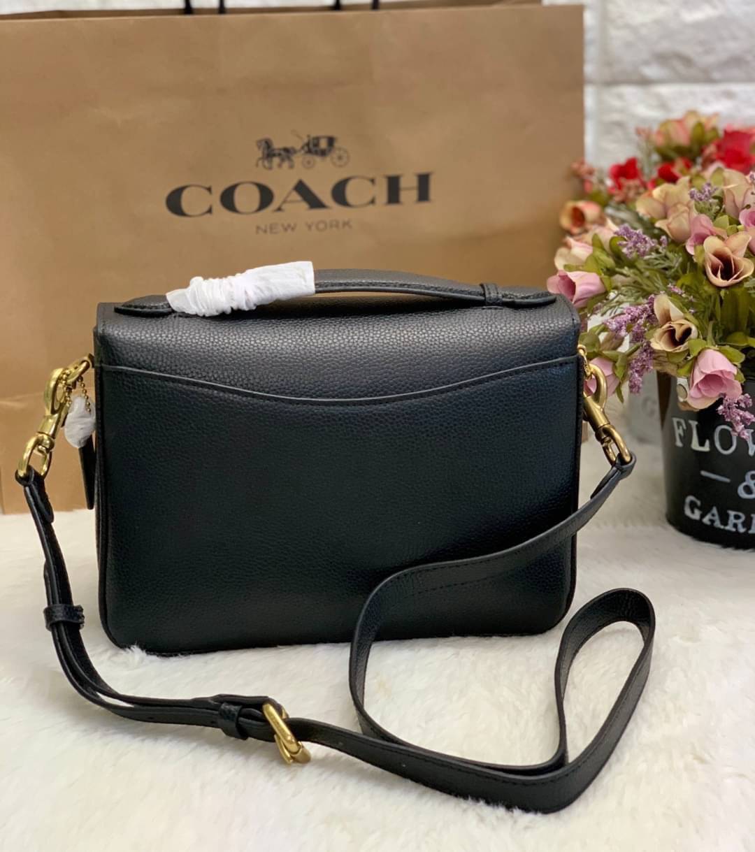 COACH CASSIE CROSSBODY BAG((68349//68348)) พร้อมส่งค่ะ! รุ่นฮิต กระเป๋าหิ้วได้//สะพายข้างหรือครอสบอดี้ร์ได้ หนังแท้นิ่มสวย เปิดปิดกระเป๋าแบบหมุนล็อค ภายในกระเป๋ามี3ช่องให้ใส่ของ แต่ล่ะช่องกว้าง สามารถใส่กระเป๋าเงินใบยาวได้;ของอื่นๆได้จุทีเดียวค่ะ ;มีช่องซ