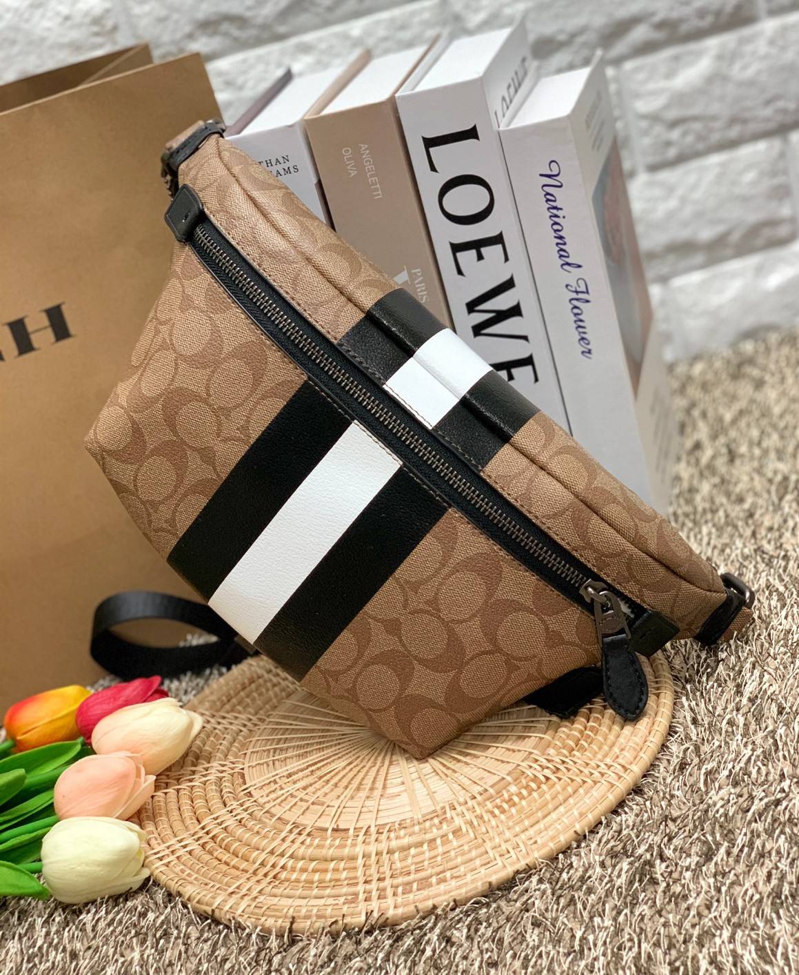 ใช้ได้ทั้งชาย//หญิงค่ะ COACH GRADE BELT BAG((c1411//c1413)) พร้อมส่งค่ะ! กระเป๋าคาดอก//คาดเอวได้ หนังแท้นิ่มสวยงาม ใบกลางๆกำลังดีทีเดียวค่ะ มี2ช่องซิปหน้า-หลัง ช่องกว้าง ใส่ของจำเป็นได้ครบนะคะและมีช่องเล็กให้ใส่ของจุกจิกค่ะ สายคาดยาว เลื่อนปรับได้ฟรีไซด์เ