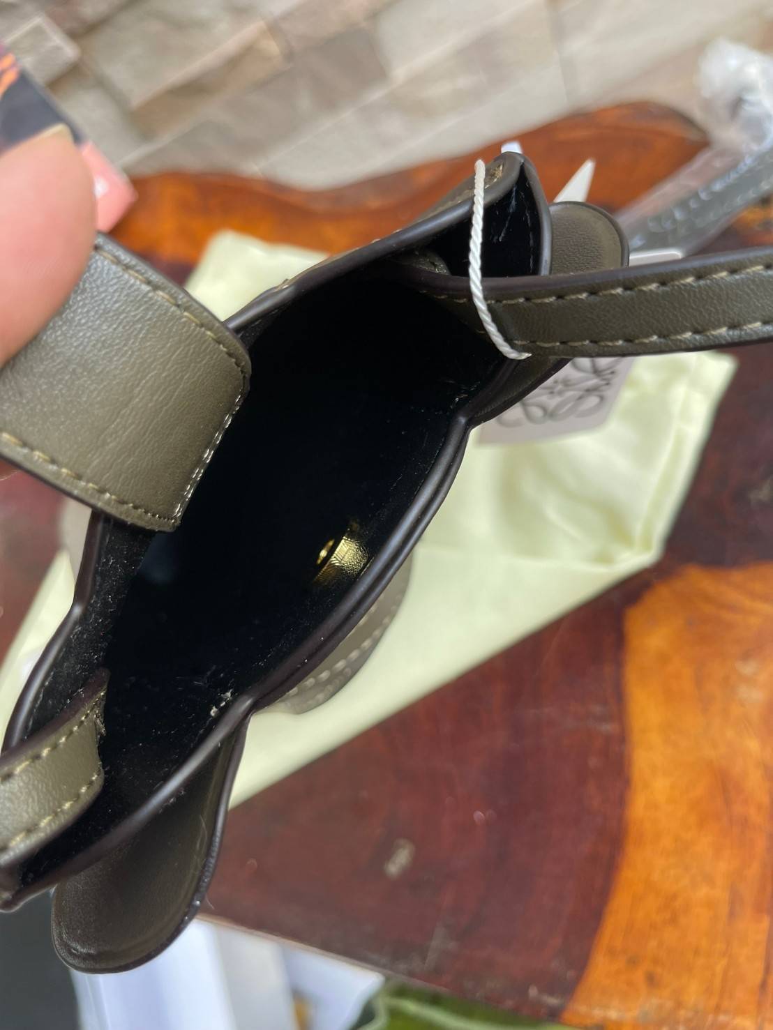 Loewe Leather Elephant Phone Holder แบรนด์หรูจากประเทศสเปนอย่าง โลเอเว่ (LOEWE) หลายๆคนคงนึกถึงกระเป๋ารูปทรงช้างขนาดเล็ก ที่เป็นเหมือนหนึ่งในซิกเนเจอร์ของแบรนด์ มีทั้งแบบสะพายข้าง แบบถือ รวมไปถึงในแบบเครื่องหนังชิ้นเล็กอย่างกระเป๋าใส่มือถือรุ่นนี้ ผลิตจาก