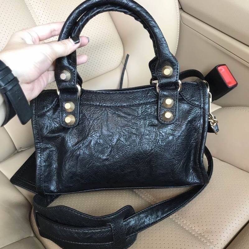 ❤️ กระเป๋าทรงสุด ฮิตจาก Massimo Dutti ขนาดมินิ สะพายแล้ว ได้ look cool มากค่า รับประกันเลย ภายในมีช่องแยกเก็บเป็นสัดส่วนดีคะ น้ำหนักเบา จุของได้คุ้มคะ มีสายยาวให้ ถือ/สะพายได้เลยคะ ใบนี้ แม่ค้าแนะนำเลย ใช้ได้ทุกโอกาส จริงๆ คะ