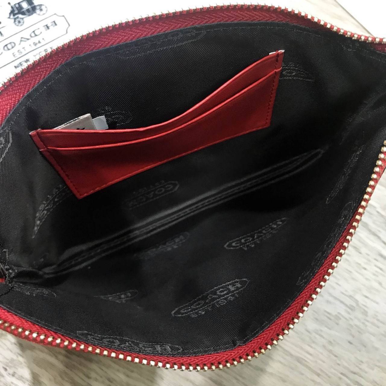 COACH FACTORY OUTLET ZIP WRISTLET Don't miss! กระเป๋าคล้องข้อมือ ขนาดกำลังจ่ารัก ลายสวย วัสดุหนังพิมพ์ลายดอก พร้อมสายคล้องข้อมือ ด้านหน้า ประดับโลโก้แบรนด์ เปิดปิดด้วยซิป ภายในมีช่องใส่บัตร ใส่มือถือได้ทุกรุ่น, ธนบัตร เหรียญ ของจุกจิกได้ จะมอบ เป็นขอ