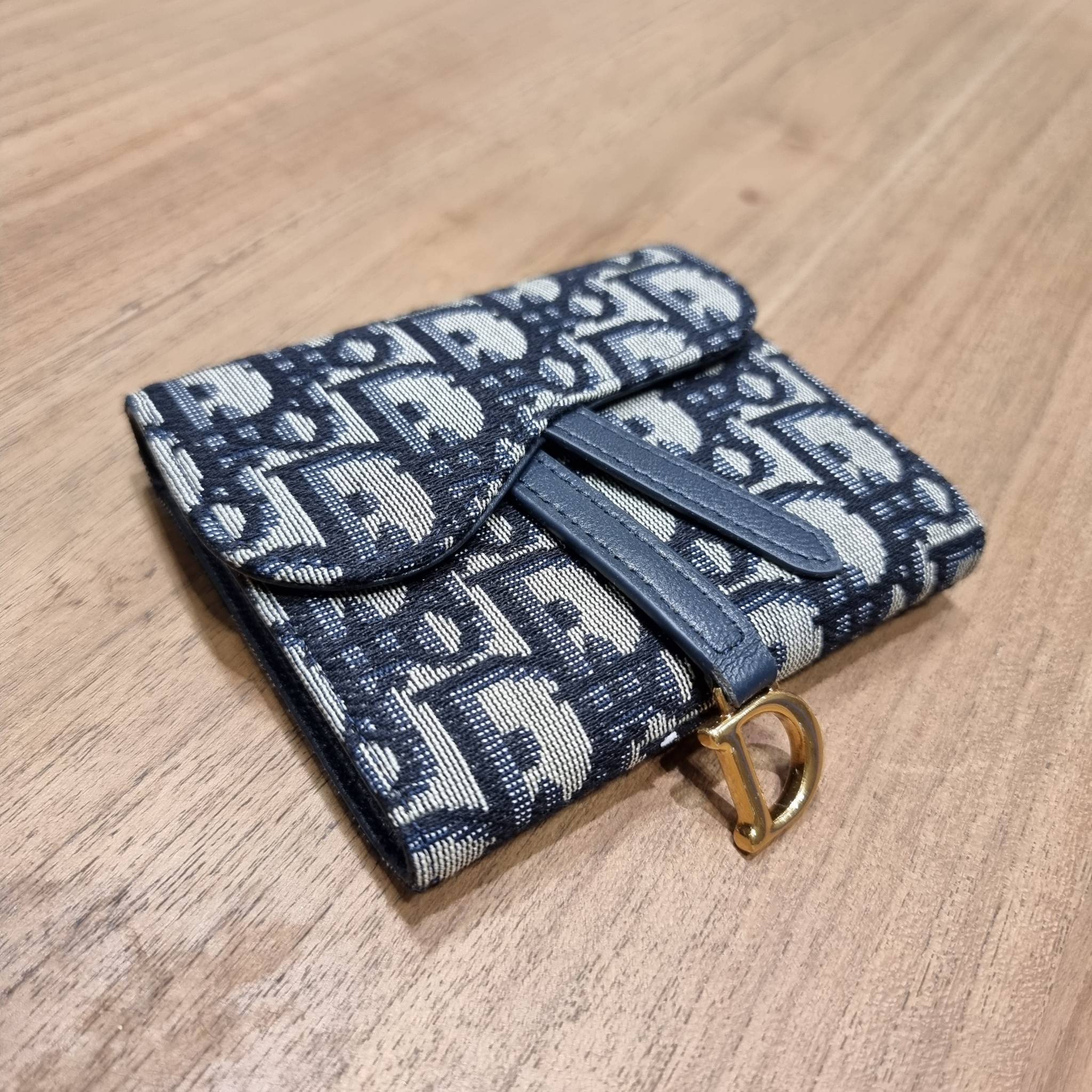 VIP 】CD MULTI WALLET WITH GWP กระเป๋าสตางค์ขนาดเหมาะมือ กะทัดรัดไม่กินพื้นที่ พรีเมี่ยมกิ๊ฟจากเคาน์เตอร์ ดีไซน์แบบพับ ใช้งานง่าย สวยน่ารักน่าใช้ตรงโลโก้ห้อย วัสดุผ้าแคนวาสปักลาย สลับหนังแท้ภายใน ภายในมีช่องใส่บัตร ใส่ธนบัตรได้ สะดวกใช้มากๆ มาพร้อม box set