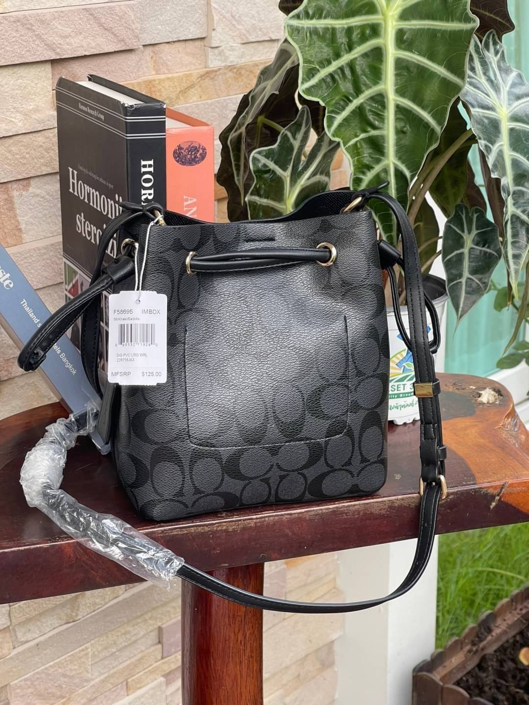 Coach Lena Crossbody Signature Bucket Bag กระเป๋าสะพายไหล่สุดคลาสสิกรุ่นนี้ เป็นรูปทรงถัง ที่สามารถจุของได้กำลังดี สำหรับสาวๆสายแฟชั่นที่ชอบรายละเอียดชิคๆ ดีไซน์เก๋ ด้วยรูปทรงของกระเป๋าที่ออกแบบมาให้ฐานเป็นรูปสี่เหลี่ยมทำให้กระเป๋ายังคงรูปทรงได้ง่าย มีสาย