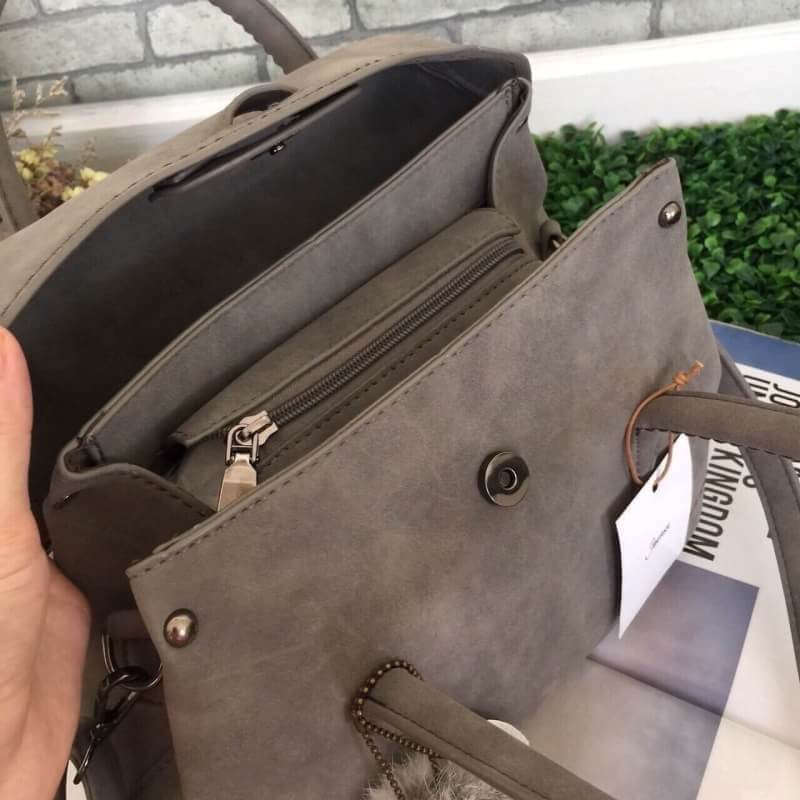 งานแท้ชนช้อป สินค้าขายดี ถึงไทยอีกรอบละค่า !! Berke frink hand bag -Grey color กระเป๋าถือ/สะพายหนังกลับ ทรงเก๋ ตัวกระเป๋าขนาดกำลังดี ประดับด้วยพวงกุญแจพู่สุด chic ภายในมีช่องใส่จองตุกติกอย่างดี ตัวกระเป๋าน้ำหนักเบาจุของคุ้มคะ ใช้ได้ทุกโอกาส Don't mis