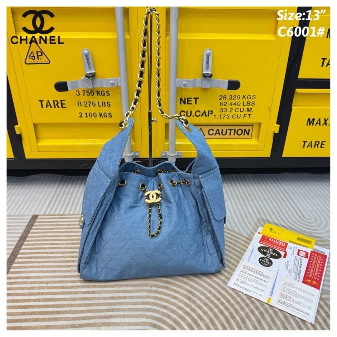 CHANEL 25 Small Handbag กระเป๋าสะพายทรงโฮโบเดนิม คอลใหม่ล่าสุด ต้อนรับฤดูกาล SPRING-SUMMER 2025 รูปทรงใช้งานได้จริง จุของได้ ถือเก๋ๆ เอวี่เดย์ลุค บอกเลยว่าดีไซน์เก๋มาก