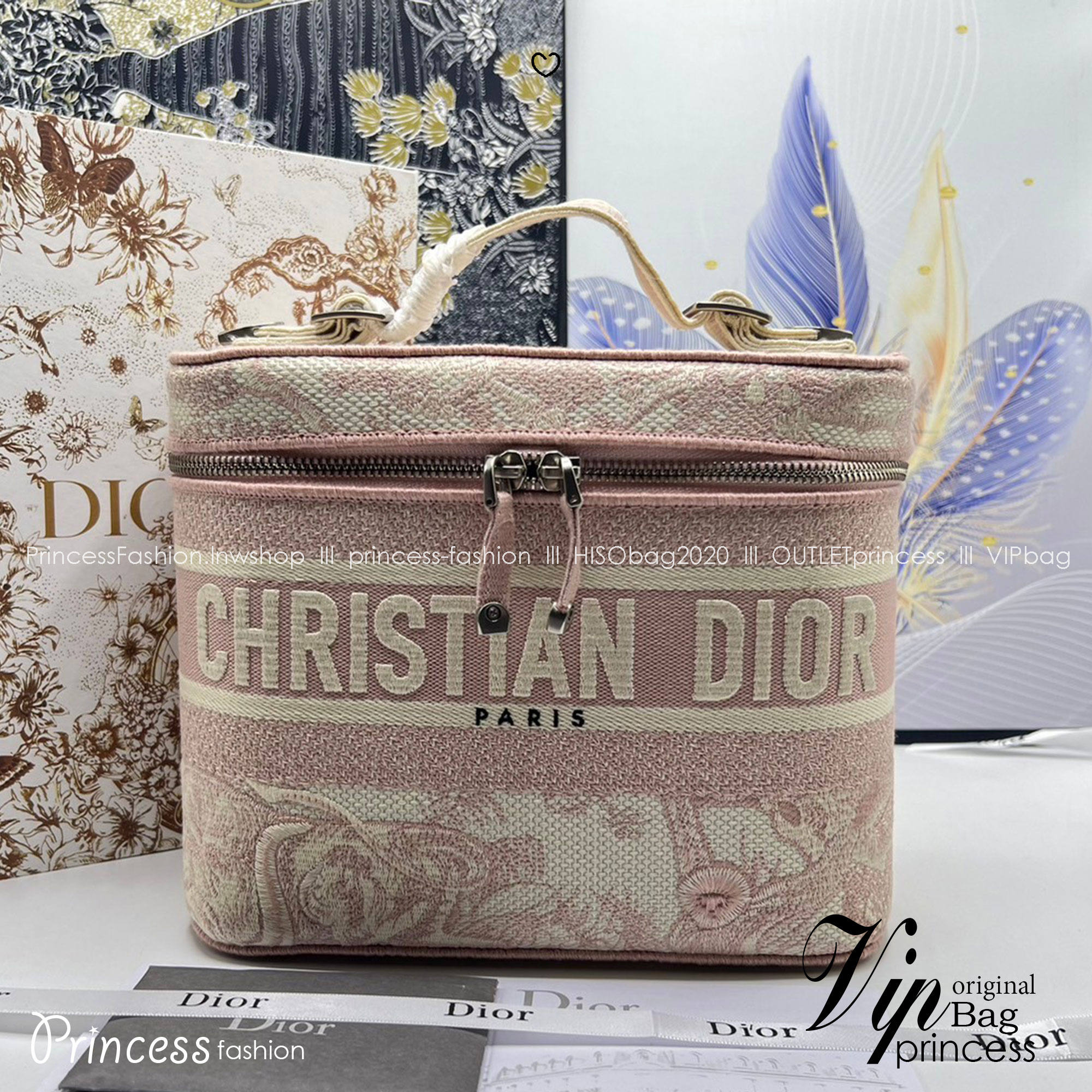 22cm Medium DiorTravel Vanity Case กระเป๋าใส่เครื่องสำอางใบกลาง จุของได้เยอะ มาพร้อมกับลวดลาย Oblique ปักอย่างประณีตและประดับด้วยสัญลักษณ์ Christian Dior Paris มาพร้อมสายสะพายและหูจับในตัว