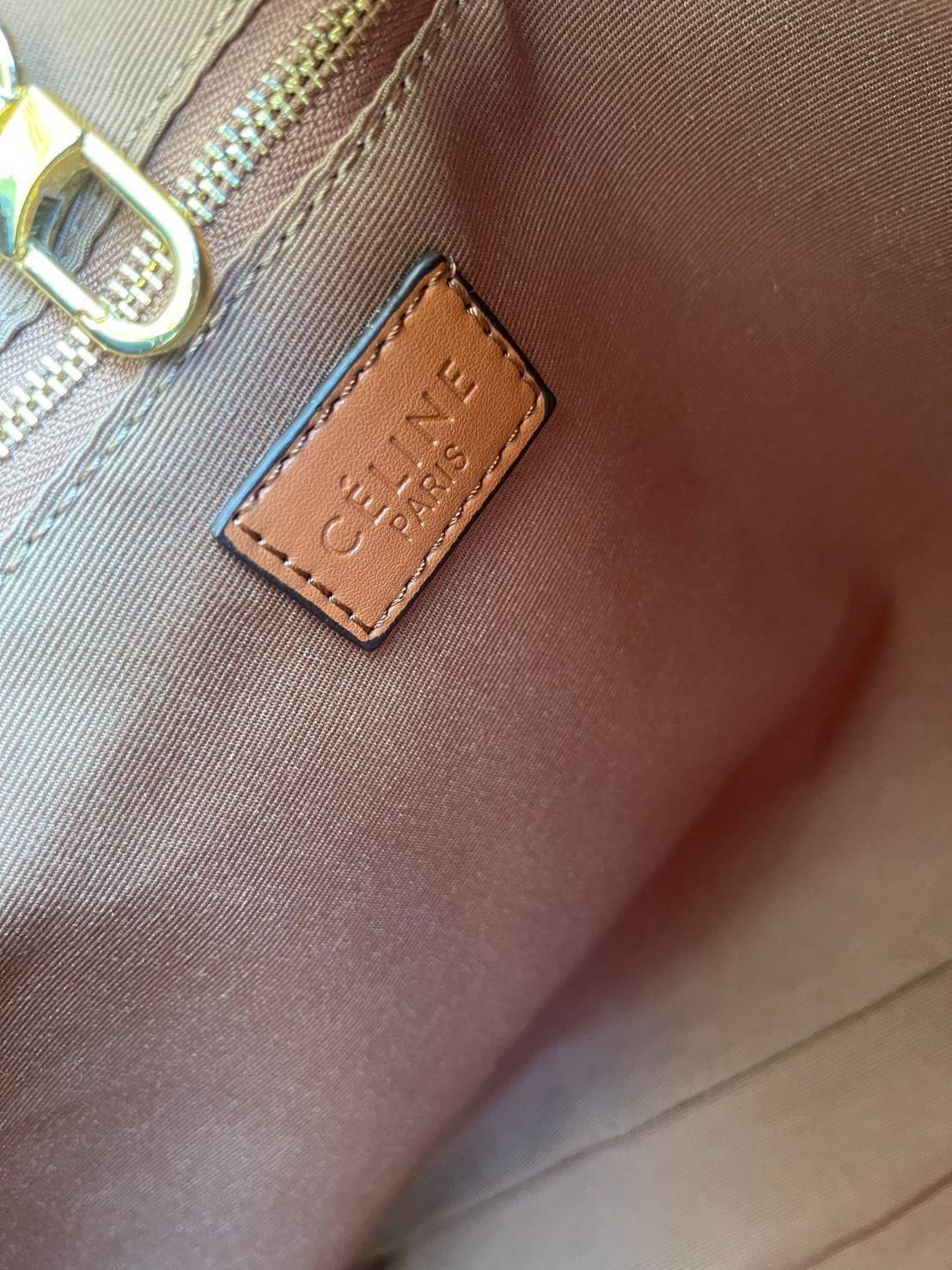 Celine Triomphe Large Shoulder Bag กระเป๋าสะพายรุ่นนี้ก็เป็นอีกหนึ่งใบที่คุ้มค่าคุ้มราคามากสำหรับสาวๆที่ชอบพกพาสิ่งของเยอะ เพราะมีฐานที่ขนาดกว้างเลยทีเดียว ด้วยดีไซน์กึ่งทางการ กึ่งลำลอง จึงใช้งานได้หลายโอกาส ลายtriompheที่โดดเด่นเป็นเอกลักษณ์ หรูหราดูแพง