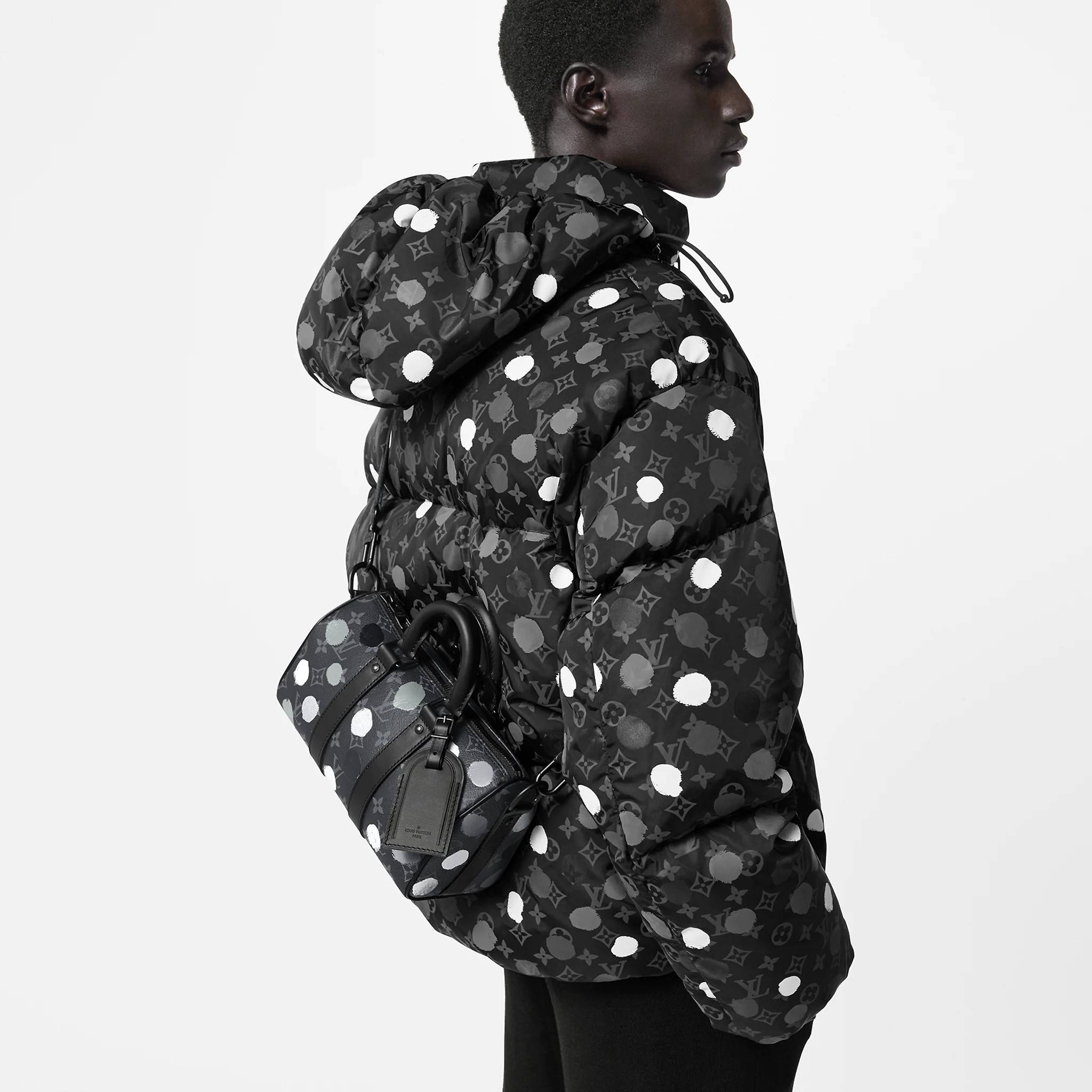 LV x YK KEEPALL BANDOULIERE 25 BAG ย่อส่วนความเท่ให้สะดวกกับชีวิตประจำวัน กับกระเป๋าสะพาย ทรงกระเป๋าเดินทางสุดคลาสสิค ด้วยดีเทลความเป็นเอกลักษณ์ เรียบแต่หรู