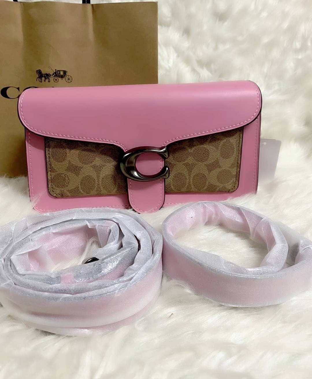 COACH TABBY SHOULDER BAG 26 พร้อมส่งที่ไทยอีกครั้งค่ะ!! กระเป๋าหิ้ว//คล้องไหล่//สะพายข้างได้ สุดคุ้ม! หนังแท้เรียบคลาสสิคเพิ่มความหรูเข้ามาค่ะ ด้านหน้ามีอะไหล่แบรนด์ตัวใหญ่โดดเด่น เปิดปิดกระเป๋าแบบกระดุมแม่เหล็ก ภายในมีช่องหลักใส่ของ2ช่อง;สามารถใส่กระเป๋า