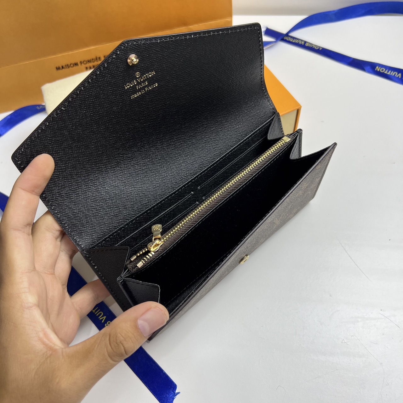 LV Long Wallet / LV Sarah Wallet Monogram Canvas กระเป๋าสตางค์ใบยาวแบรนด์ดัง สวยหรูดูแพง สีและลายคลาสสิค เลือกช้อป! ใช้แล้วรับทรัพย์ ปังแน่นอนค้า