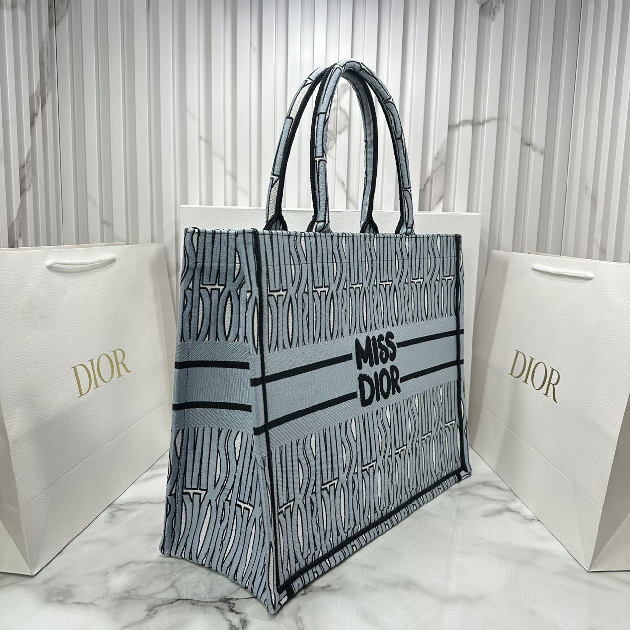 ORI หนังแท้ | Dior Miss Dior Allover Book Tote Handbag 16" กระเป๋าทรงโท้ทคอลใหม่ ดีไซน์ลวดลายกราฟฟิกสวยงามและหรูหราโดดเด่นไม่เหมือนใคร