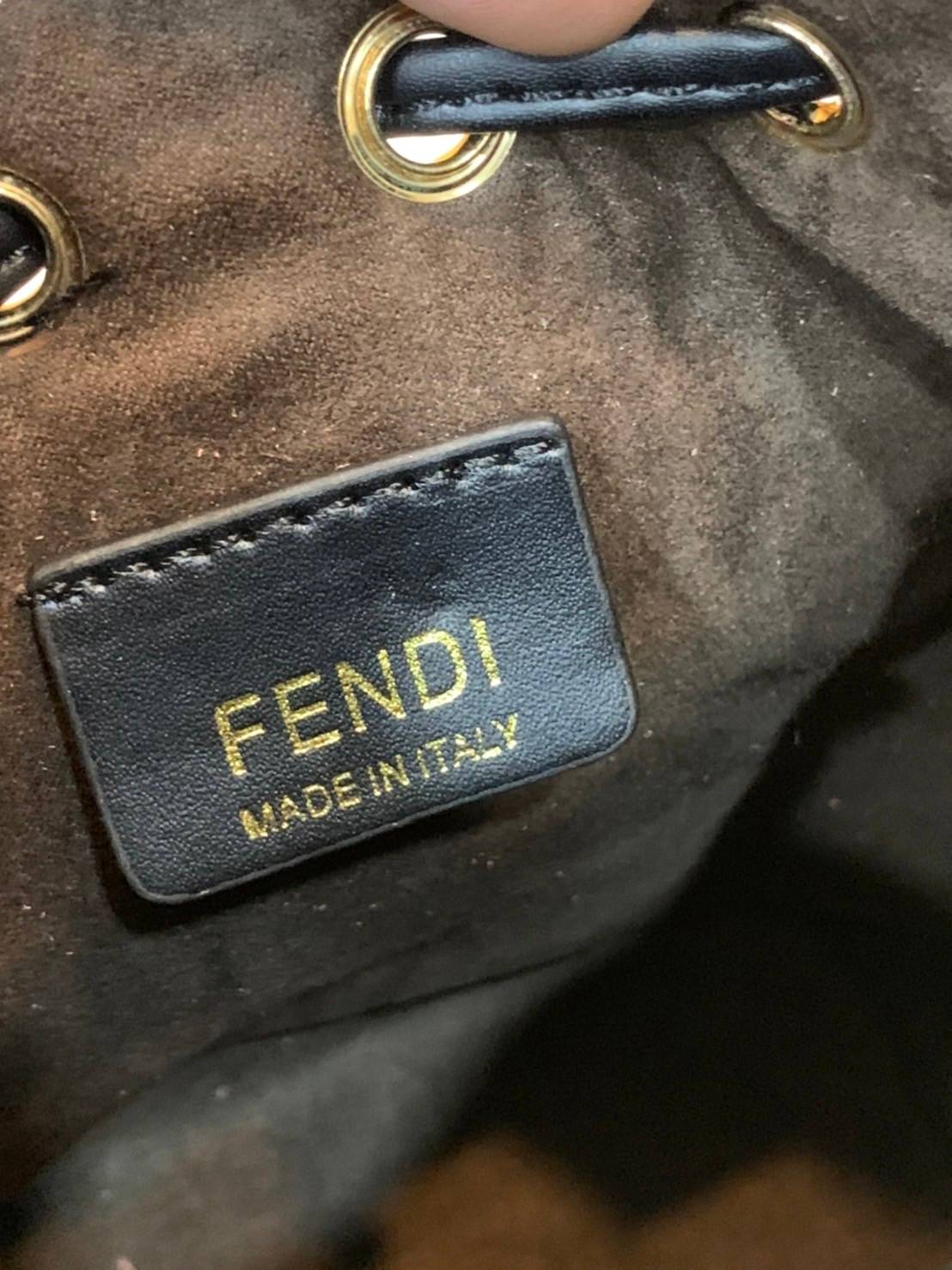 FENDI MON TRESOR Brown leather mini-bag กระเป๋าถือหรือสะพายไหล่ทรงขนมจีบสุดคลาสสิก วัสดุหนังแท้อย่างดี ลวดลายเอกลักษณ์ตามแบบฉบับแบรนด์ สวยหรู ดูแพง คุณนายสุดไปเลยค่า ถือแล้วสวยมากๆ จุของได้กำลังดี ทรงนี้ต้องมีติดตู้ไว้สักใบนะคะ!