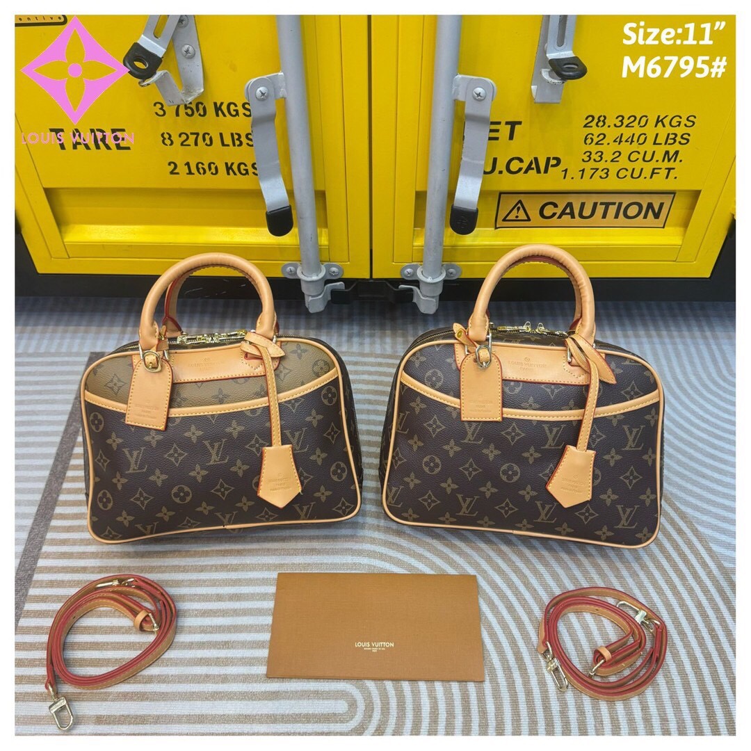 LV Monogram Trouville Handbag กระเป๋าสะพายดีไซน์คลาสสิควินเทจ รูปทรงใช้งานง่ายสะดวกคล่องตัว เรียบง่าย หรู ดูผู้ดี ปากกระเป๋ามีซิปเปิดปิด ภายในโล่งกว้าง พร้อมเสิร์ฟให้ในราคาน่ารักๆ