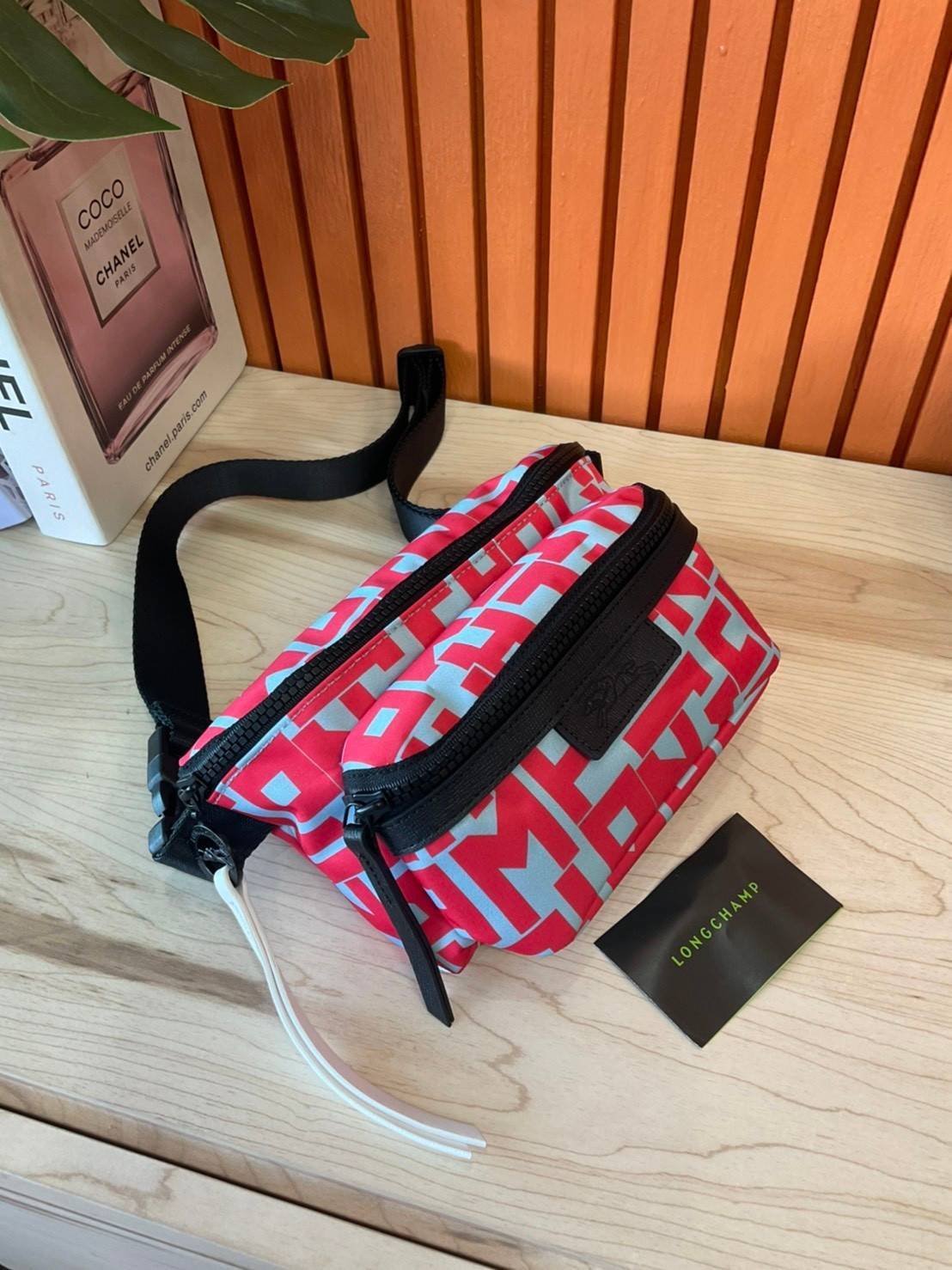 ของแท้ 💯% Longchamp Le Pliage Graphic Nylon Belt Bag กระเป๋า คาดอก / คาดเอว ลายกราฟฟิก วัสดุเนื้อผ้า Nylon Canvas เคลือบกันนำ้ ตัดด้วยหนังแท้ที่มีน้ำหนักเบา มี 2 ช่องซิปสะดวกใช้ ดีไซน์เรียบง่ายแต่เต็มไปด้วยความคลาสสิก ที่จับหัวซิปปั้มแบรนด์ จุของไ