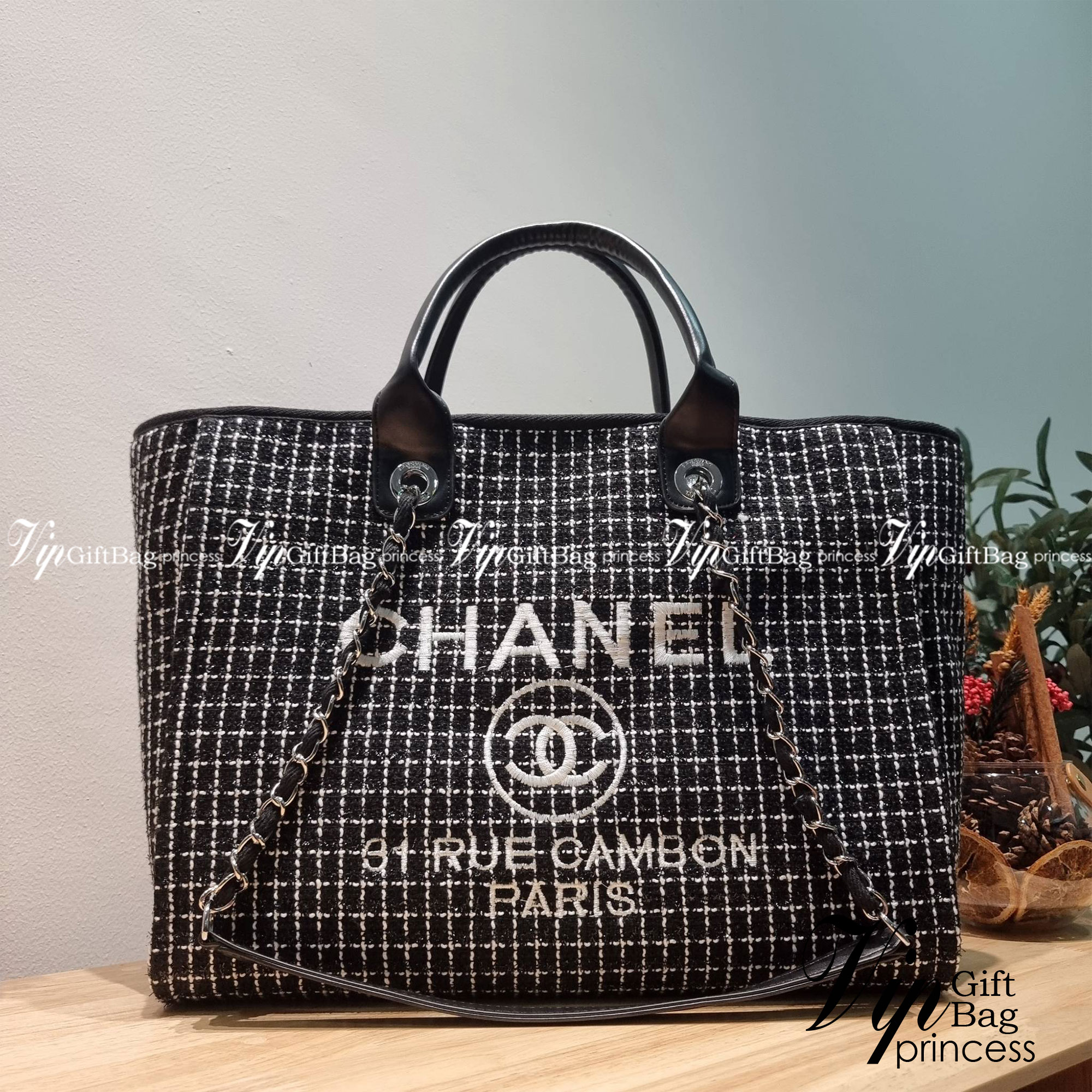 CHANEL LARGE TOTE BAG / CHANEL DEAUVILLE TOTE / CHANEL TOTE BAG กระเป๋าสะพายผ้าทวิต ทรงโท้ทใบใหญ่ ต้อนรับเทศกาลท่องเที่ยวช่วงสิ้นปีนี้ ใครมองหากระเป๋าสะพายไปเที่ยว ใบนี้น้องตอบโจทย์แน่นอน ด้วยดีไซน์โทนสีที่ใช้ได้กับทุกโอกาส และขนาดกว้างที่จุของได้แบบไร้กั