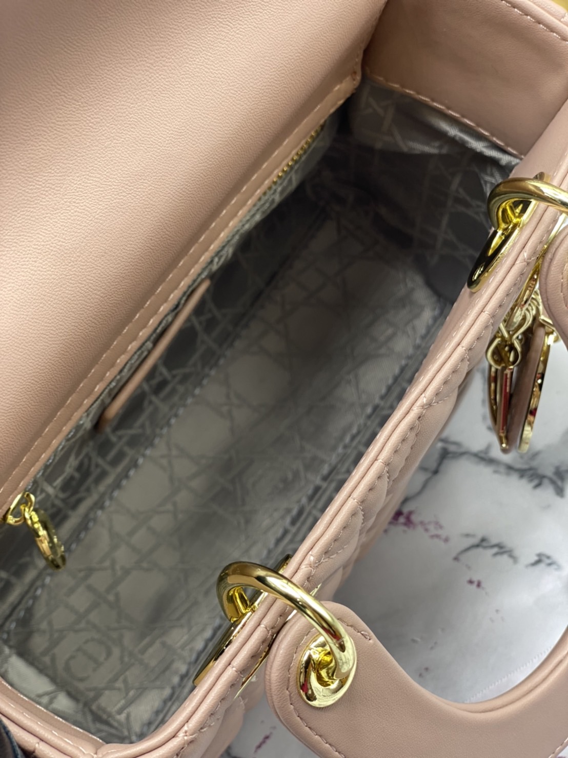 หนังแท้ DIOR LADY BAG 20cm ความสง่างามอีกหนึ่งรุ่นของ Dior รูปทรงสีเหลียม ขนาดกระทัดรัด ตั้งอยู่ทรง ฐานกระเป๋าแข็งแรง มีหมุดรองฐาน ดีไซน์ที่มีเอกลักษณ์เฉพาะตัว ด้านหน้าตกแต่งด้วยตัวอักษร D.I.R ห้อยเป็นพวงกุญแจ จะถือด้วยมือหรือสะพายไหล่ก็ดูดีมากๆ ค่ะ