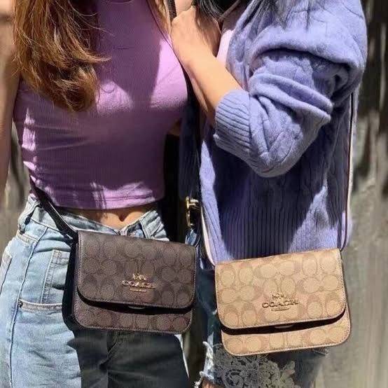 COACH MINI BRYNN CROSSBODY IN SIGNATURE CANVAS (COACH C5592)🍁สวยหรูหรา น่ารัก ด้วยลุคคุณหนู เกินเบอร์มาก!!//กระเป๋าถือ กระเป๋าสะพาย ลุคเก๋ ไซร์มินิ จะถือเป็นครัชแบบเลิศๆ หรือสะพายเป็นครอสบอดี้สุดชิลๆก็รอด// วัสดุหนังแคนวาสคุณภาพ ตกแต่งดีเทลหรูด้วย