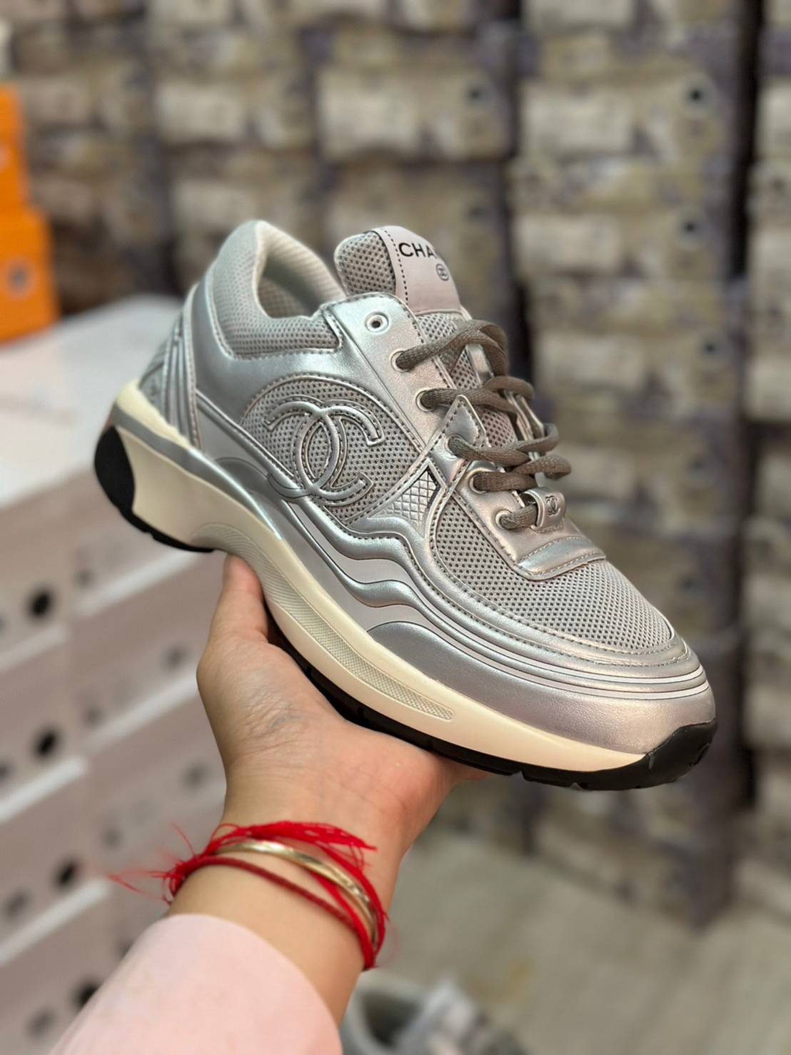 Chanel Sneakers 23s Fabric & Laminated White, Gold & Silver ออริสลับแท้ 1:1 ใช้งานต่างประเทศได้ รองเท้าผ้าใบชาแนล งานเกรดหนังเงาสวย ดีไซน์ใหม่ 2023 สวยหรูดูแพง