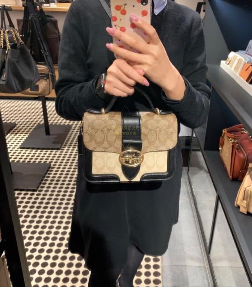 COACH SMALL GEORGIE TOP HANDLE IN BLOCKED SIGNATURE CANVAS ((6504//0468//6192//6015)) compact body portable shoulder bag 🌈ห้ามพลาด รุ่นแนะนำค่าา! พร้อมส่งทันที! กระเป๋าหิ้ว//สะพายข้างได้ วัสดุหนังแท้ 🔺หนึ่งใบทำลายหนังผสมกัน3แบบได้ลงตัวสวยง