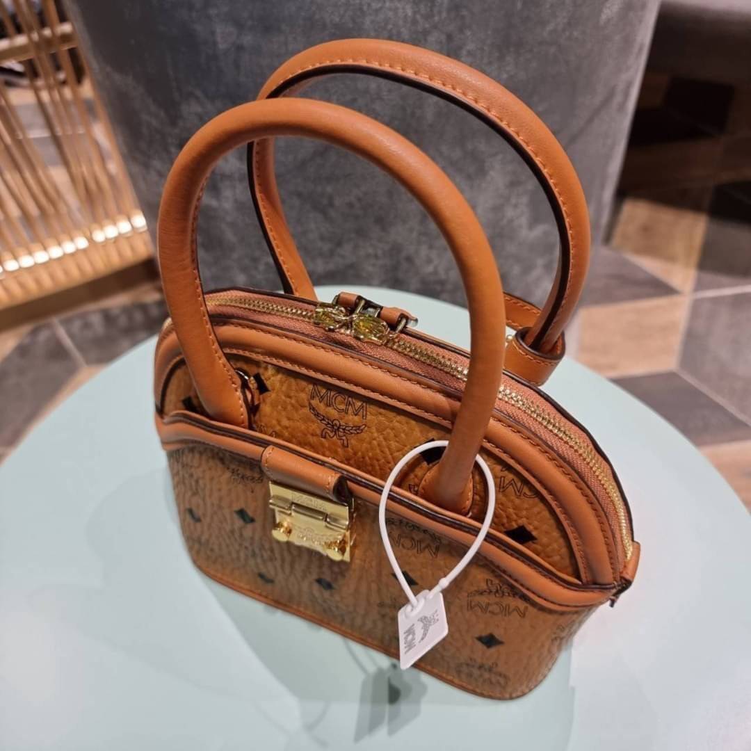 M.C.M SMALL ANNA TOTE คอลเลคชั่นใหม่ดีไซน์ไม่ซ้ำใคร รุ่นนี้เป็น seasonal หายากไปอีก กระเป๋าถือ/สะพายข้าง ทรงยูนีคโดดเด่น น่าใช้ หูจับในตัวมาพร้อมสายรัดเก็บ วัสดุหนังแคนวาสคุณภาพดี ตกแต่งตัวกดล็อคเอกลักษณ์ เปิด-ปิดด้วยซิป ภายในเป็นช่องโล่ง ใส่ของได้สบายๆ ต